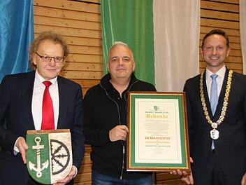 Bürgermeister Robert Bosch (rechts) überreichte Gemeindewappen und Urkunde an die  "Die Brandstifter" Peter Wagner (Regisseur, links) und Michael Schmidt (Vorsitzender). Foto: Jürgen Gärtner