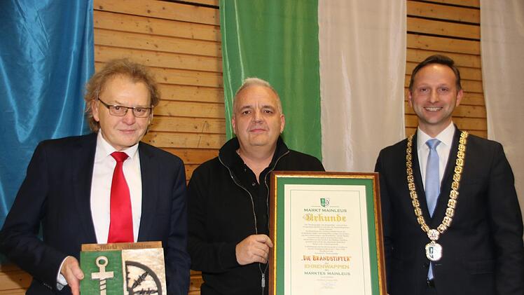 Bürgermeister Robert Bosch (rechts) überreichte Gemeindewappen und Urkunde an die  "Die Brandstifter" Peter Wagner (Regisseur, links) und Michael Schmidt (Vorsitzender). Foto: Jürgen Gärtner