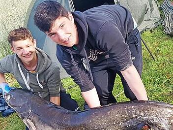 Moritz Heil (links) und Gabriel Stapf pr&auml;sentieren mit vereinten Kr&auml;ften ihren beachtlichen Fang. Foto: Joachim Stapf