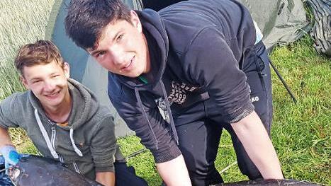 Moritz Heil (links) und Gabriel Stapf pr&auml;sentieren mit vereinten Kr&auml;ften ihren beachtlichen Fang. Foto: Joachim Stapf