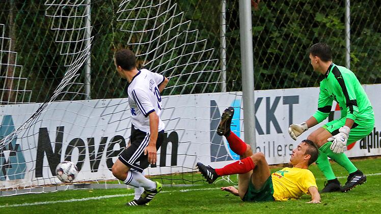 Der entscheidende Treffer: Der Kasendorfer Jermaine Mullen (links) bef&ouml;rdert den Ball ins Tor, den Bambergern Felix Strobler (Mitte) und Julian Glos bleibt nur das Nachsehen.  Foto: Monika Limmer