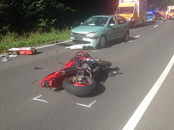 Schwere Verletzungen erlitt der Fahrer dieses Motorrads in der N&auml;he des Klaushofs.  Foto: Harald Albert
