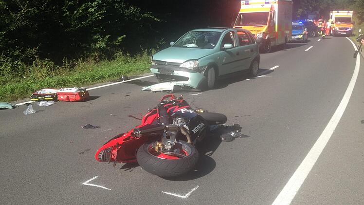 Schwere Verletzungen erlitt der Fahrer dieses Motorrads in der N&auml;he des Klaushofs.  Foto: Harald Albert