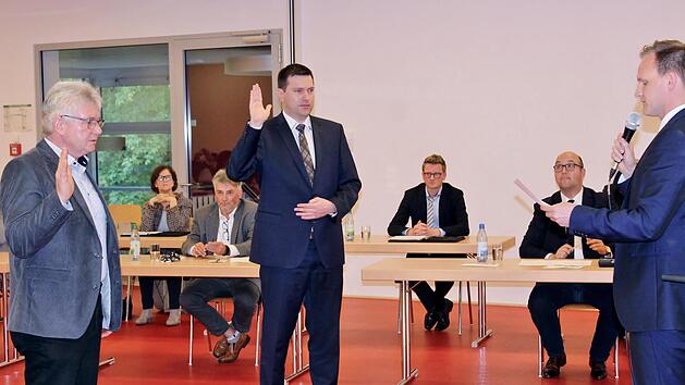 Bürgermeister Nico Rogge vereidigt Benedikt Kessler (Mitte) als 2. und Dieter Werner als 3. Bürgermeister