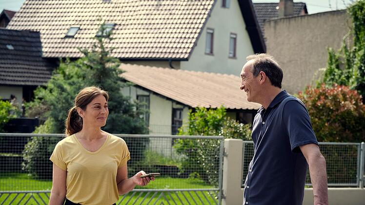 Sandra D&ouml;bele (Ulrike C. Tscharre) und Daniel Vogt (J&uuml;rgen Hartmann) schwelgen in Erinnerungen an ihre Jugend.