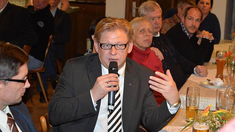 BR-Redaktionsleiter Alexander Müller (links) wollte von Frank Wilzok wissen, ob der eine Lösung für die Verkehrssituation im Ängerlein wisse. Der Dritter Bürgermeister sagte, das Thema sei neu aufzurollen.Foto:Ronald Rinklef