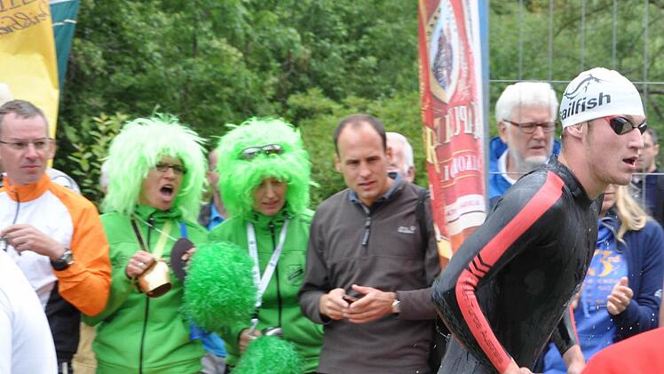 Cheerleader feuern den Gesamtsieger Maximilian Dietz nach den Schwimmen an
