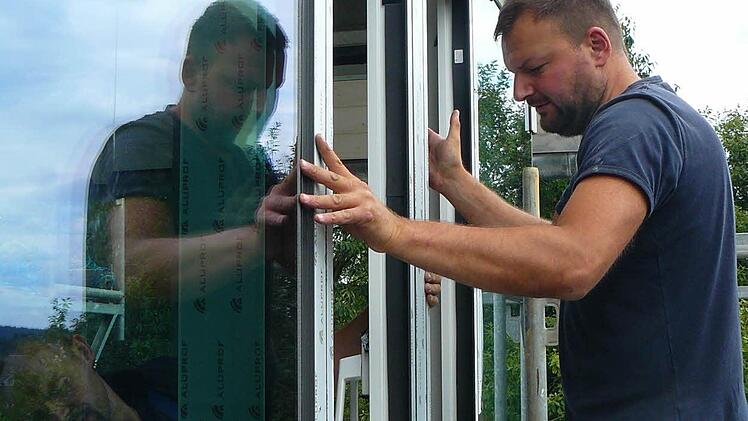 Seit Donnerstag läuft die Verglasung der Fassade.