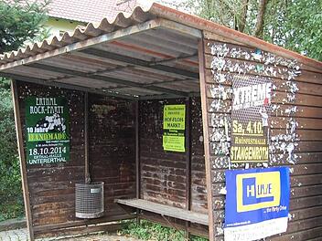 So sollte es nicht sein: An dem Unterstand in Frankenbrunn kleben Reste von alten sowie neue Plakate.  Foto: Günther Straub