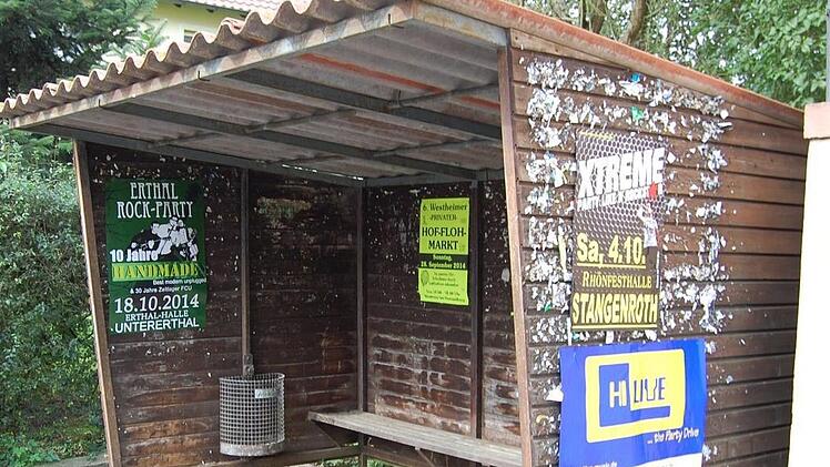 So sollte es nicht sein: An dem Unterstand in Frankenbrunn kleben Reste von alten sowie neue Plakate.  Foto: Günther Straub