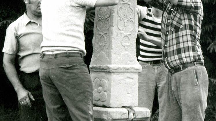 Ohne Hilfsmittel und nur mit Muskelkraft erfolgte die Wiedererrichtung.  Fotos: privat