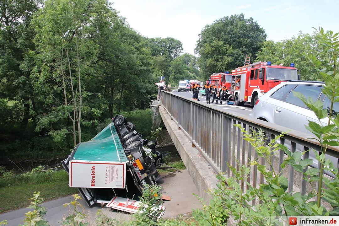 c_Lkw abgestürzt Unfall 07