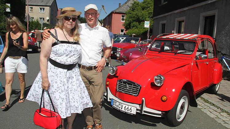 Thomas Schubert und Heidrun Koch bewundern die feuerrote Ente,