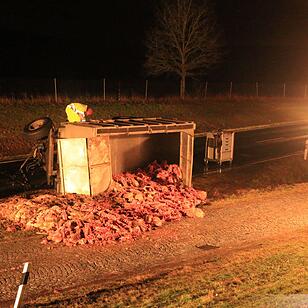 Lkw mit Schlachtabfällen kippt auf B505 um