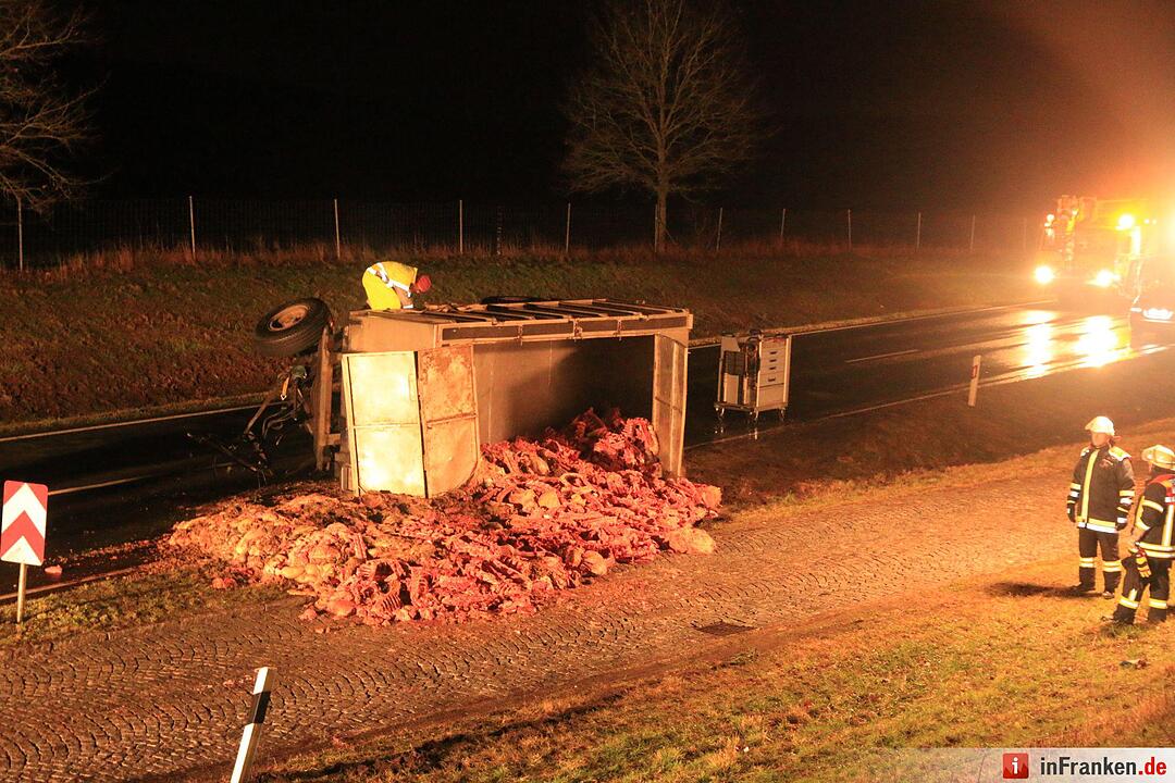 Lkw mit Schlachtabfällen kippt auf B505 um