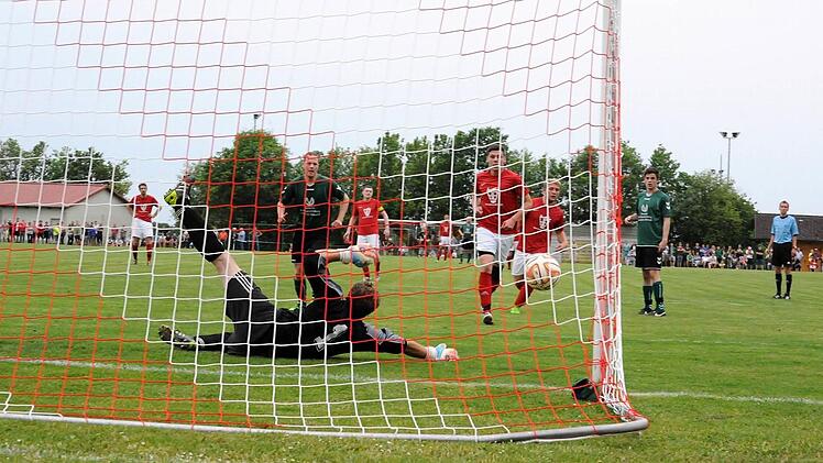 Szenen vom Spiel der TSVgg Hausen (rote Trikots) gegen die DJK Weichtungen. Fotos: Hopf