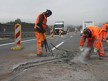 Arbeitsplatz Autobahn: Die Bauarbeiter leben gefährlich. Christian Hentschel (links) hatte, als ein Lkw auf der A 70 ungebremst in die Baustelle gekracht ist, Glück. Er wurde nicht verletzt. Der Mitarbeiter einer Verkehrssicherungsfirma wurde schwer verletzt. Foto: Alexander Hartmann
