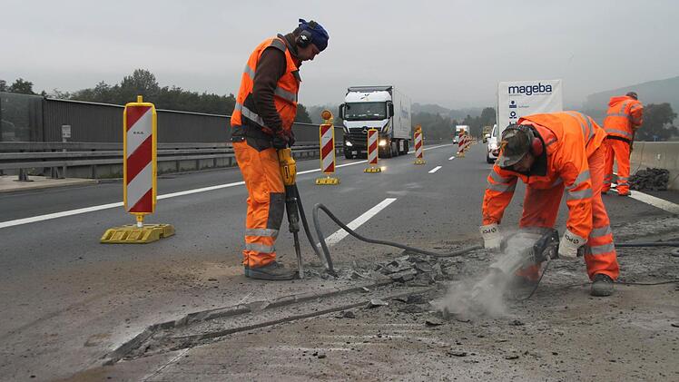 Arbeitsplatz Autobahn: Die Bauarbeiter leben gefährlich. Christian Hentschel (links) hatte, als ein Lkw auf der A 70 ungebremst in die Baustelle gekracht ist, Glück. Er wurde nicht verletzt. Der Mitarbeiter einer Verkehrssicherungsfirma wurde schwer verletzt. Foto: Alexander Hartmann