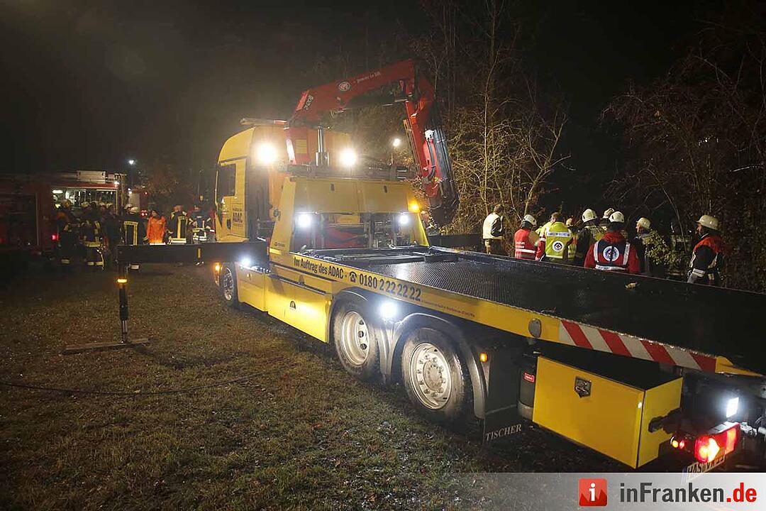 Pkw rollt bei Theres in Main: 23-Jährige stirbt