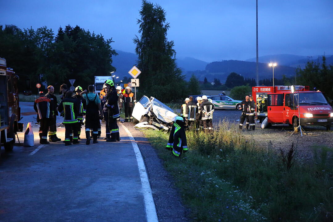 Kreis Kronach: Auto und Lkw kollidieren frontal – Zwei junge Menschen schwer verletzt