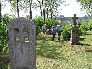 Direkt neben dem alten Munitionslager der US-Army trafen sich Besucher am Reußendorfer Friedhof. Foto: Stephanie Elm