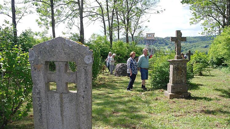 Direkt neben dem alten Munitionslager der US-Army trafen sich Besucher am Reußendorfer Friedhof. Foto: Stephanie Elm