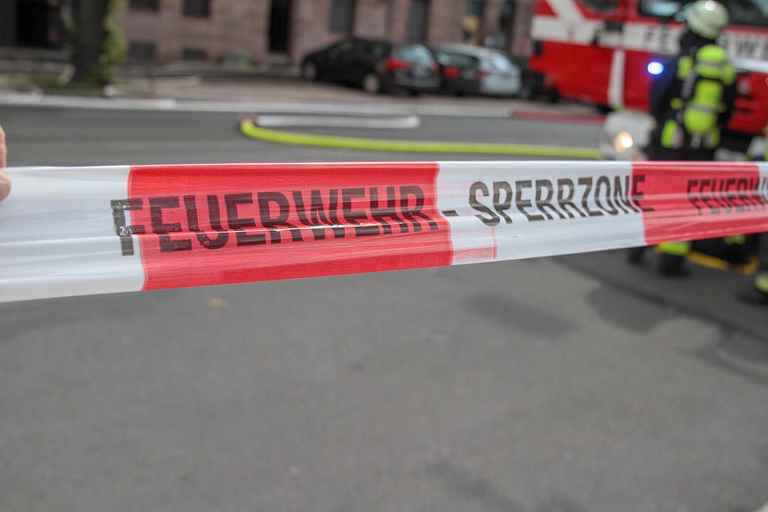 Dachstuhl eines Mehrfamilienhauses fängt Feuer