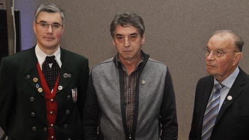 Als langjährige passive Mitglieder des Musikvereines ehrt der Vereinsvorsitzende Hubert Kuhn (links), Rainer Ludwig und Heinrich Völkel mit der Vereinsehrennadel. Foto: Peter Klopf