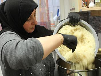 Wafaa Mahmoud gibt den Reis in die riesigen Töpfe.  Foto: Sonny Adam