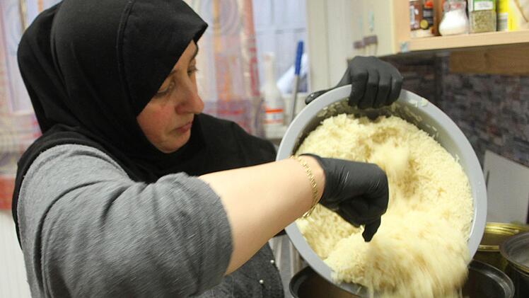 Wafaa Mahmoud gibt den Reis in die riesigen Töpfe.  Foto: Sonny Adam