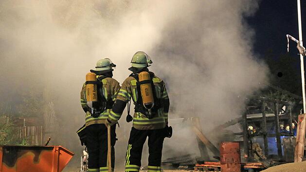 Auf der A9 steht ein Lkw-Anh&auml;nger in Flammen - die Feuerwehr ist im Einsatz. Symbolfoto: NEWS5 / Merzbach