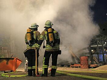 Auf der A9 steht ein Lkw-Anhänger in Flammen - die Feuerwehr ist im Einsatz. Symbolfoto: NEWS5 / Merzbach