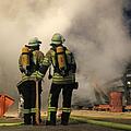 Auf der A9 steht ein Lkw-Anhänger in Flammen - die Feuerwehr ist im Einsatz. Symbolfoto: NEWS5 / Merzbach