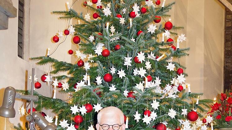 Achim Durynek las zwischen den Stücken zwei Geschichten aus eigener Feder vor. Foto: Heike Schülein