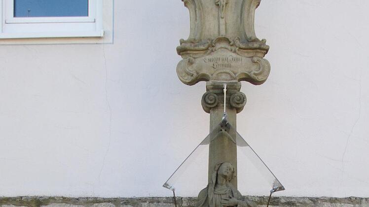 In Obereschenbach nahm Muth bereits im vorigen Jahr Ausbesserungen am Kreuzbildstock und an der Rundsäule vor, die sich bewährten.                Foto: Winfried Ehling