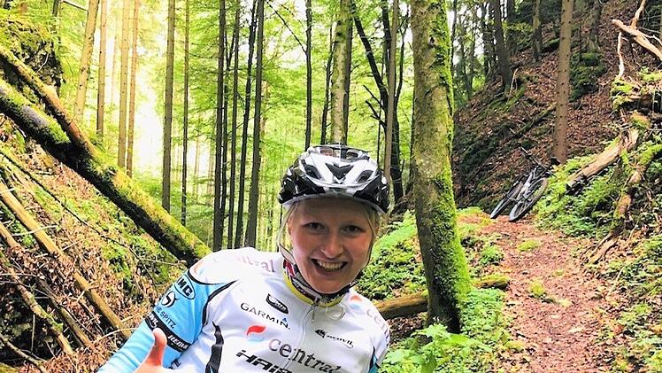 Helm und der richtige Sportdress, so kann die Abfahrt kommen.