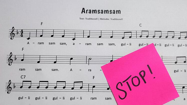 Es gibt Kinderlieder, die bleiben im Ohr. Leider.