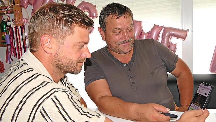 Aidhausens B&uuml;rgermeister Thomas Wagenh&auml;user (links) und sein Stellvertreter Harald Schneider verfolgen den aktuellen Stand der Spendenaktion und helfen selbst.