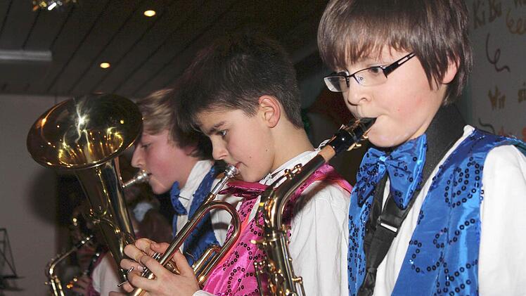 Die "Musikkids" (von rechts Levi Säger, Johannes Burkard und Simon Denninger) brachten bei der "Polonäse Blankenese" mächtig Stimmung in den Saal.