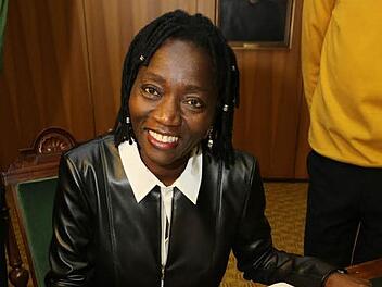 Auma Obama trägt sich in das Goldene Buch der Stadt Bayreuth ein. Foto: Barbara Herbst