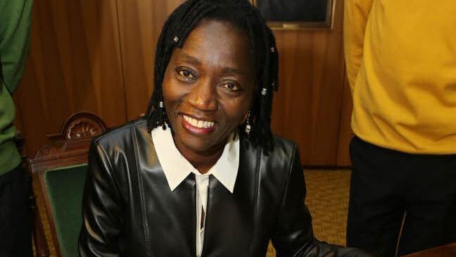 Auma Obama trägt sich in das Goldene Buch der Stadt Bayreuth ein. Foto: Barbara Herbst