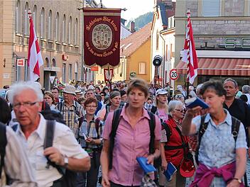 Nicht enden will der Zug der Walldürn-Wallfahrer durch die Bahnhofstraße. Fotos: Gerd Schaar