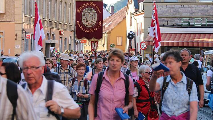 Nicht enden will der Zug der Walldürn-Wallfahrer durch die Bahnhofstraße. Fotos: Gerd Schaar