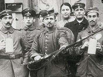 Oberbacher Soldaten am Eingang des Gasthauses Ziegler: Lorenz Martin (stehend v.l.), unbekannt, Karl Übelacker mit Gewehr, Otto Voll, Hans Baumeister. Foto: Chronik Oberbach