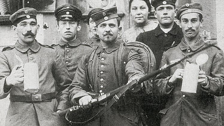 Oberbacher Soldaten am Eingang des Gasthauses Ziegler: Lorenz Martin (stehend v.l.), unbekannt, Karl Übelacker mit Gewehr, Otto Voll, Hans Baumeister. Foto: Chronik Oberbach
