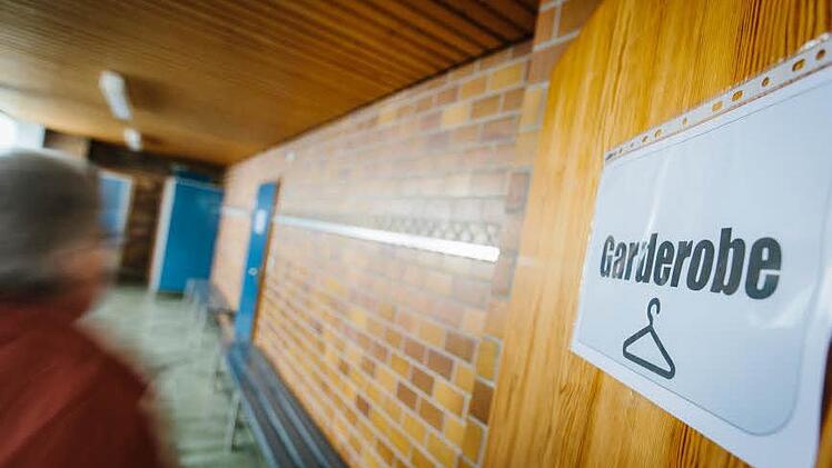 An der Beschaffenheit dieser Umkleidekabine lässt sich erahnen, dass die Reichenbacher Sporthalle schon ein paar Jahre alt ist. Damit einher geht, dass sie kostenintensiv ist. Aber sie ist auch ein Stück Lebensqualität der Gemeinde.  Foto: Steffens