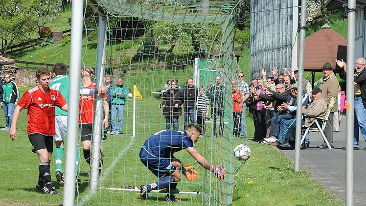 Die Leiden eines Torhüter: Fuchsstadts Marc Rösler nach einem Gegentor in Riedenberg. Foto: Hopf