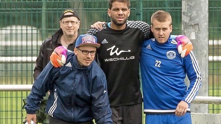 Ein bitterer Moment f&uuml;r Frohnlachs Torwart Michael Edemodu, der nach einem Zusammenprall mit einem Selbizer St&uuml;rmerh ausgewechselt wurde. "Wir wissen noch nicht was mit seinem Knie los ist", erkl&auml;rte Abteilungsleiter Michael Werner am Sonntag auf Tageblatt-Nachfrage. Foto: Heinrich Wei&szlig;