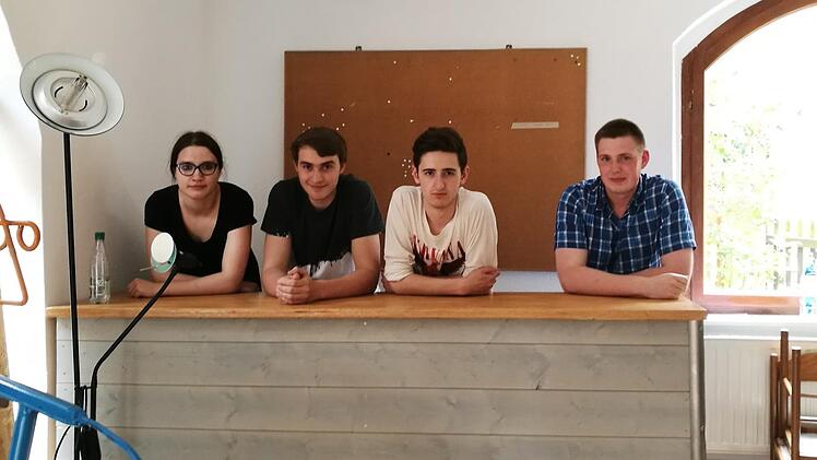 Das Bild zeigt nach der Putzaktion (von links) Milena Dillinger Johannes Walter, Lukas Schnapp  und  Markus Hölzel.
