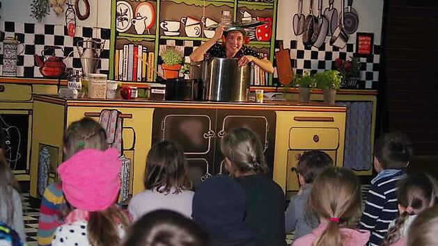 Moderatorin Tina Turbo  alias Katharina Krause  lud zum "absolut irren Kochduell".Heike Sch&uuml;lein